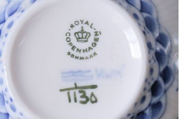 アンティーク雑貨　中古　ROYAL COPENHAGEN(ロイヤルコペンハーゲン)　ブルーフルーテッド　フルレース　カップ&ソーサー(ティーカップ、洋食器)2客セット(定価約8万6千円)(1)