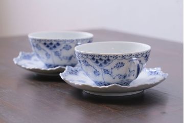 アンティーク雑貨　中古　ROYAL COPENHAGEN(ロイヤルコペンハーゲン)　ブルーフルーテッド　フルレース　カップ&ソーサー(ティーカップ、洋食器)2客セット(定価約8万6千円)(2)