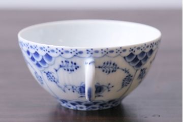 アンティーク雑貨　中古　ROYAL COPENHAGEN(ロイヤルコペンハーゲン)　ブルーフルーテッド　フルレース　カップ&ソーサー(ティーカップ、洋食器)2客セット(定価約8万6千円)(2)