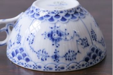 アンティーク雑貨　中古　ROYAL COPENHAGEN(ロイヤルコペンハーゲン)　ブルーフルーテッド　フルレース　カップ&ソーサー(ティーカップ、洋食器)2客セット(定価約8万6千円)(2)