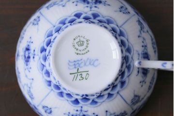 アンティーク雑貨　中古　ROYAL COPENHAGEN(ロイヤルコペンハーゲン)　ブルーフルーテッド　フルレース　カップ&ソーサー(ティーカップ、洋食器)2客セット(定価約8万6千円)(2)