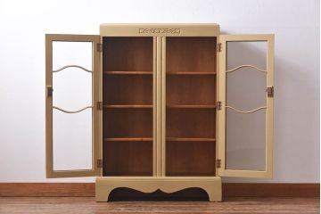 アンティーク家具　イギリスアンティーク　扉のデザインが愛らしい小振りなリペイントキャビネット(収納棚、陳列棚)