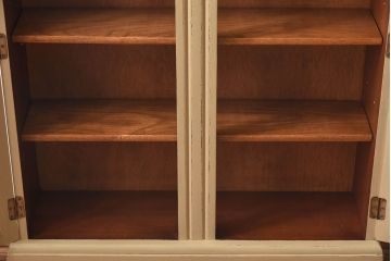 アンティーク家具　イギリスアンティーク　扉のデザインが愛らしい小振りなリペイントキャビネット(収納棚、陳列棚)