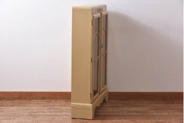 アンティーク家具　イギリスアンティーク　扉のデザインが愛らしい小振りなリペイントキャビネット(収納棚、陳列棚)