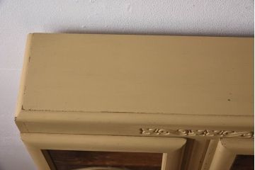 アンティーク家具　イギリスアンティーク　扉のデザインが愛らしい小振りなリペイントキャビネット(収納棚、陳列棚)