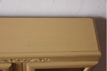 アンティーク家具　イギリスアンティーク　扉のデザインが愛らしい小振りなリペイントキャビネット(収納棚、陳列棚)