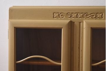 アンティーク家具　イギリスアンティーク　扉のデザインが愛らしい小振りなリペイントキャビネット(収納棚、陳列棚)