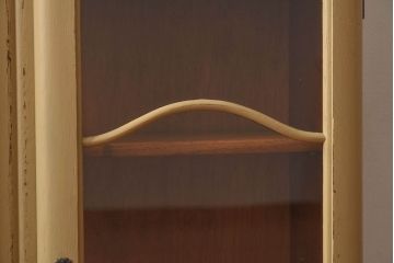 アンティーク家具　イギリスアンティーク　扉のデザインが愛らしい小振りなリペイントキャビネット(収納棚、陳列棚)