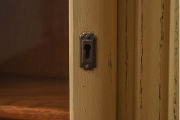 アンティーク家具　イギリスアンティーク　扉のデザインが愛らしい小振りなリペイントキャビネット(収納棚、陳列棚)