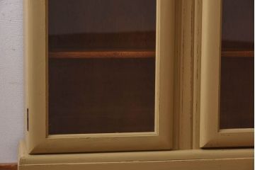 アンティーク家具　イギリスアンティーク　扉のデザインが愛らしい小振りなリペイントキャビネット(収納棚、陳列棚)