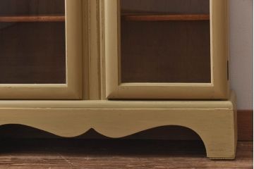 アンティーク家具　イギリスアンティーク　扉のデザインが愛らしい小振りなリペイントキャビネット(収納棚、陳列棚)