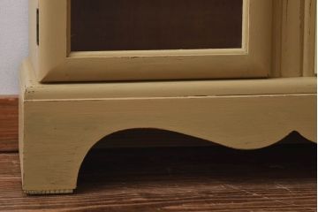 アンティーク家具　イギリスアンティーク　扉のデザインが愛らしい小振りなリペイントキャビネット(収納棚、陳列棚)