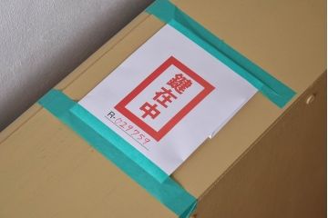 アンティーク家具　イギリスアンティーク　扉のデザインが愛らしい小振りなリペイントキャビネット(収納棚、陳列棚)