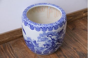 アンティーク雑貨　昭和初期　山水図　藍色の濃淡が美しい小振りな瀬戸火鉢(鉢カバー)