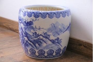 アンティーク雑貨　昭和初期　山水図　藍色の濃淡が美しい小振りな瀬戸火鉢(鉢カバー)
