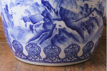 アンティーク雑貨　昭和初期　山水図　藍色の濃淡が美しい小振りな瀬戸火鉢(鉢カバー)