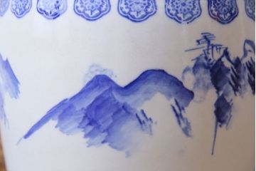 アンティーク雑貨　昭和初期　山水図　藍色の濃淡が美しい小振りな瀬戸火鉢(鉢カバー)