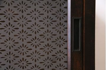 中古　松本民芸家具　ガラスを入れてリメイクしたレトロな戸棚(収納棚)