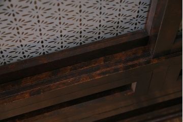 中古　松本民芸家具　ガラスを入れてリメイクしたレトロな戸棚(収納棚)