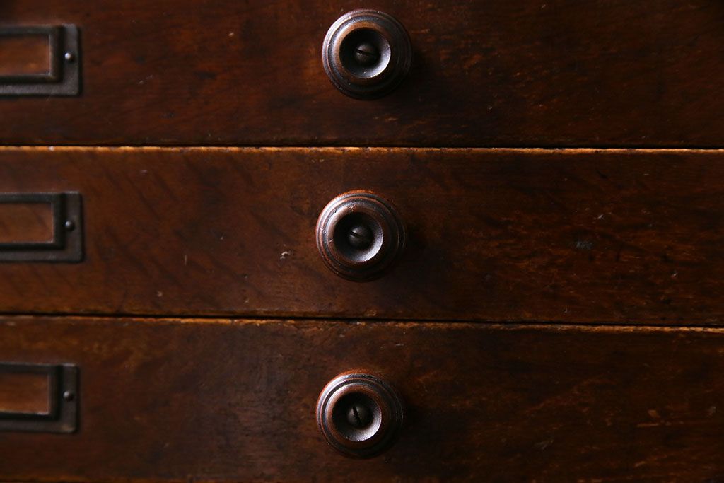 レトロ家具　昭和レトロ　ナラ材　深い色合いが渋い魅力を放つ小引き出し(卓上収納、小物入れ)
