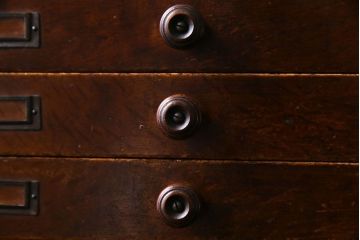 レトロ家具　昭和レトロ　ナラ材　深い色合いが渋い魅力を放つ小引き出し(卓上収納、小物入れ)