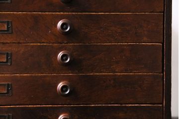 レトロ家具　昭和レトロ　ナラ材　深い色合いが渋い魅力を放つ小引き出し(卓上収納、小物入れ)