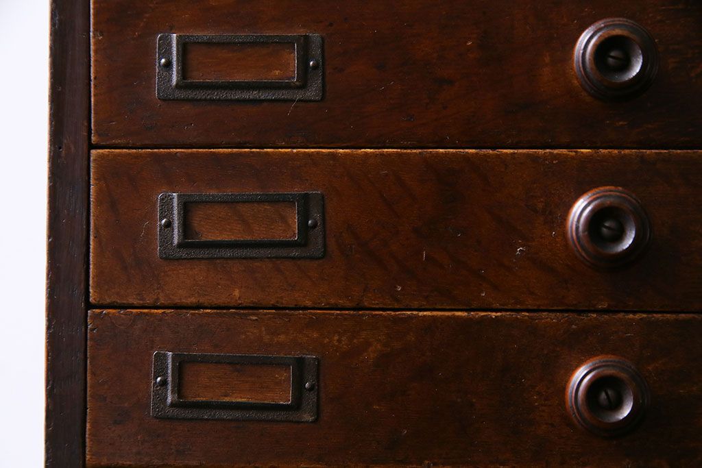 レトロ家具　昭和レトロ　ナラ材　深い色合いが渋い魅力を放つ小引き出し(卓上収納、小物入れ)