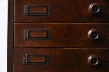 レトロ家具　昭和レトロ　ナラ材　深い色合いが渋い魅力を放つ小引き出し(卓上収納、小物入れ)