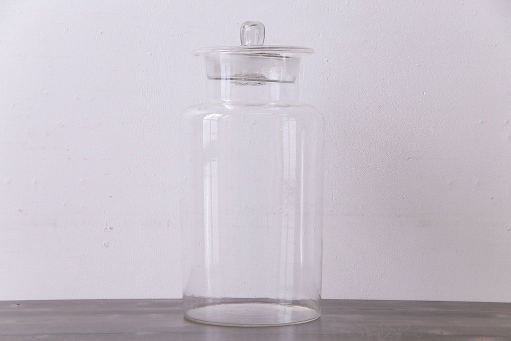 アンティーク雑貨　レトロ　シンプルなシルエットの蓋付きガラス瓶(ビン、ディスプレイ雑貨)