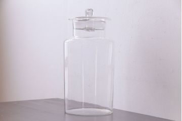 アンティーク雑貨　レトロ　シンプルなシルエットの蓋付きガラス瓶(ビン、ディスプレイ雑貨)