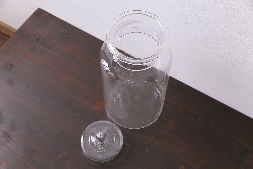 アンティーク雑貨　レトロ　シンプルなシルエットの蓋付きガラス瓶(ビン、ディスプレイ雑貨)