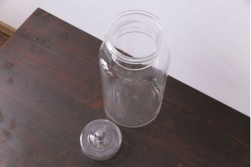 アンティーク雑貨　レトロ　シンプルなシルエットの蓋付きガラス瓶(ビン、ディスプレイ雑貨)
