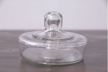 アンティーク雑貨　レトロ　シンプルなシルエットの蓋付きガラス瓶(ビン、ディスプレイ雑貨)