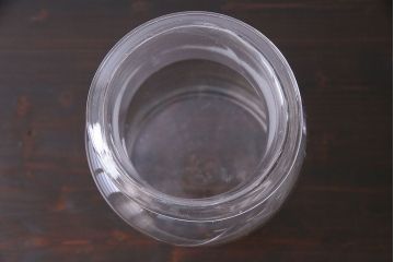 アンティーク雑貨　レトロ　シンプルなシルエットの蓋付きガラス瓶(ビン、ディスプレイ雑貨)