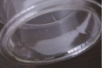 アンティーク雑貨　レトロ　シンプルなシルエットの蓋付きガラス瓶(ビン、ディスプレイ雑貨)