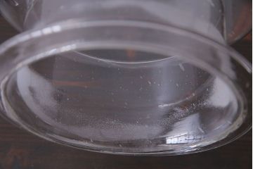 アンティーク雑貨　レトロ　シンプルなシルエットの蓋付きガラス瓶(ビン、ディスプレイ雑貨)