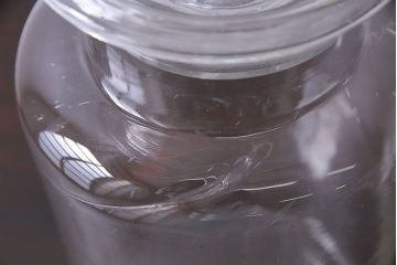 アンティーク雑貨　レトロ　シンプルなシルエットの蓋付きガラス瓶(ビン、ディスプレイ雑貨)