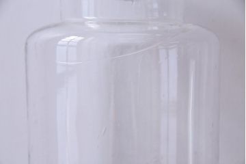 アンティーク雑貨　レトロ　シンプルなシルエットの蓋付きガラス瓶(ビン、ディスプレイ雑貨)