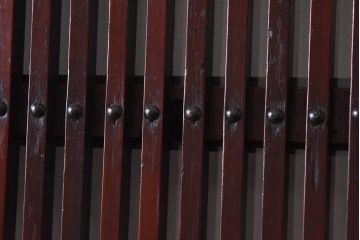 和製アンティーク　漆塗り　幅狭　縦桟がおしゃれなガラス入り格子蔵戸(ガラス引き戸、格子戸、建具、玄関戸)