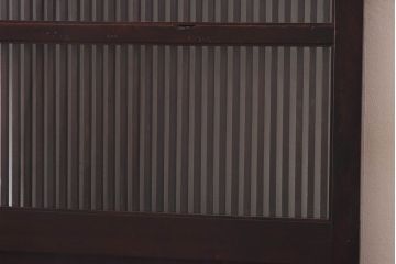 和製アンティーク　漆塗り　幅狭　縦桟がおしゃれなガラス入り格子蔵戸(ガラス引き戸、格子戸、建具、玄関戸)