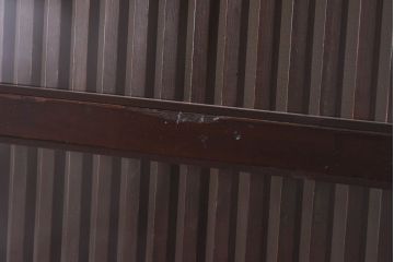 和製アンティーク　漆塗り　幅狭　縦桟がおしゃれなガラス入り格子蔵戸(ガラス引き戸、格子戸、建具、玄関戸)
