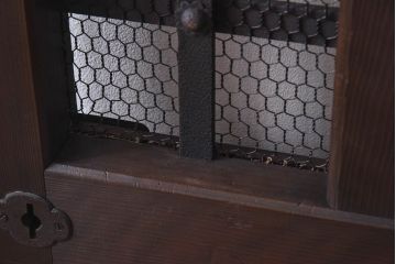 和製アンティーク　金網入り!　大振りの金具が目を惹く鉄格子蔵戸(引き戸、蔵戸、玄関戸)