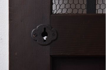 和製アンティーク　金網入り!　大振りの金具が目を惹く鉄格子蔵戸(引き戸、蔵戸、玄関戸)