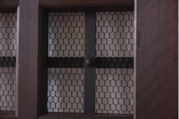 和製アンティーク　金網入り!　大振りの金具が目を惹く鉄格子蔵戸(引き戸、蔵戸、玄関戸)