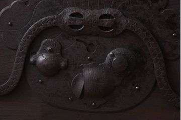 和製アンティーク　金網入り!　大振りの金具が目を惹く鉄格子蔵戸(引き戸、蔵戸、玄関戸)