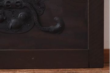 和製アンティーク　金網入り!　大振りの金具が目を惹く鉄格子蔵戸(引き戸、蔵戸、玄関戸)