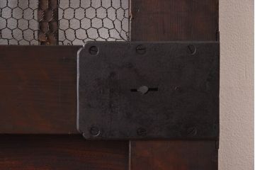 和製アンティーク　金網入り!　大振りの金具が目を惹く鉄格子蔵戸(引き戸、蔵戸、玄関戸)
