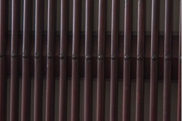 和製アンティーク　ヒノキ材　漆塗り　金具の細工が美しいガラス入り蔵戸(ガラス引き戸、格子戸、建具、玄関戸)