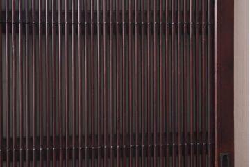 和製アンティーク　ヒノキ材　漆塗り　金具の細工が美しいガラス入り蔵戸(ガラス引き戸、格子戸、建具、玄関戸)
