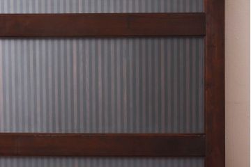 和製アンティーク　ヒノキ材　漆塗り　金具の細工が美しいガラス入り蔵戸(ガラス引き戸、格子戸、建具、玄関戸)